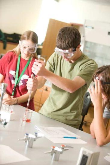 学生与另外两名同学在生物实验室做实验